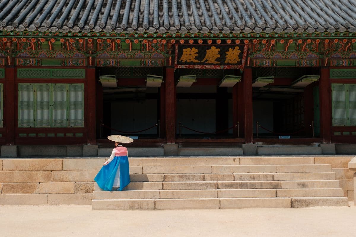 Hanbok Rental in Seoul 2026: Palace Photos, Etiquette, and Mistakes