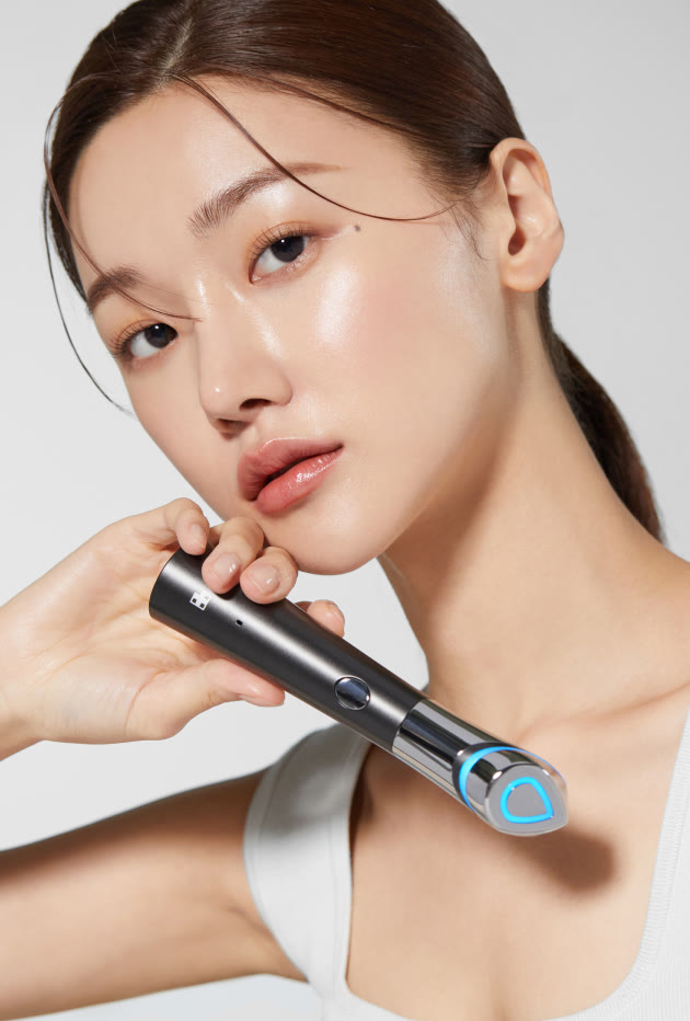 A model demonstrates an official Medicube AGE-R device as part of a skincare routine.
