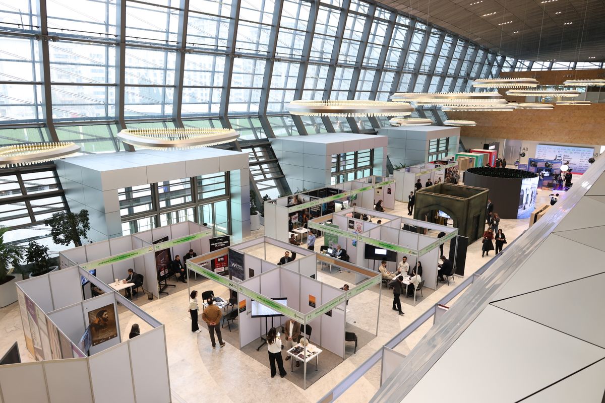 A trade-show exhibition hall shows the booth-heavy environment where buyers need a clear shortlist, meeting schedule, and follow-up plan.