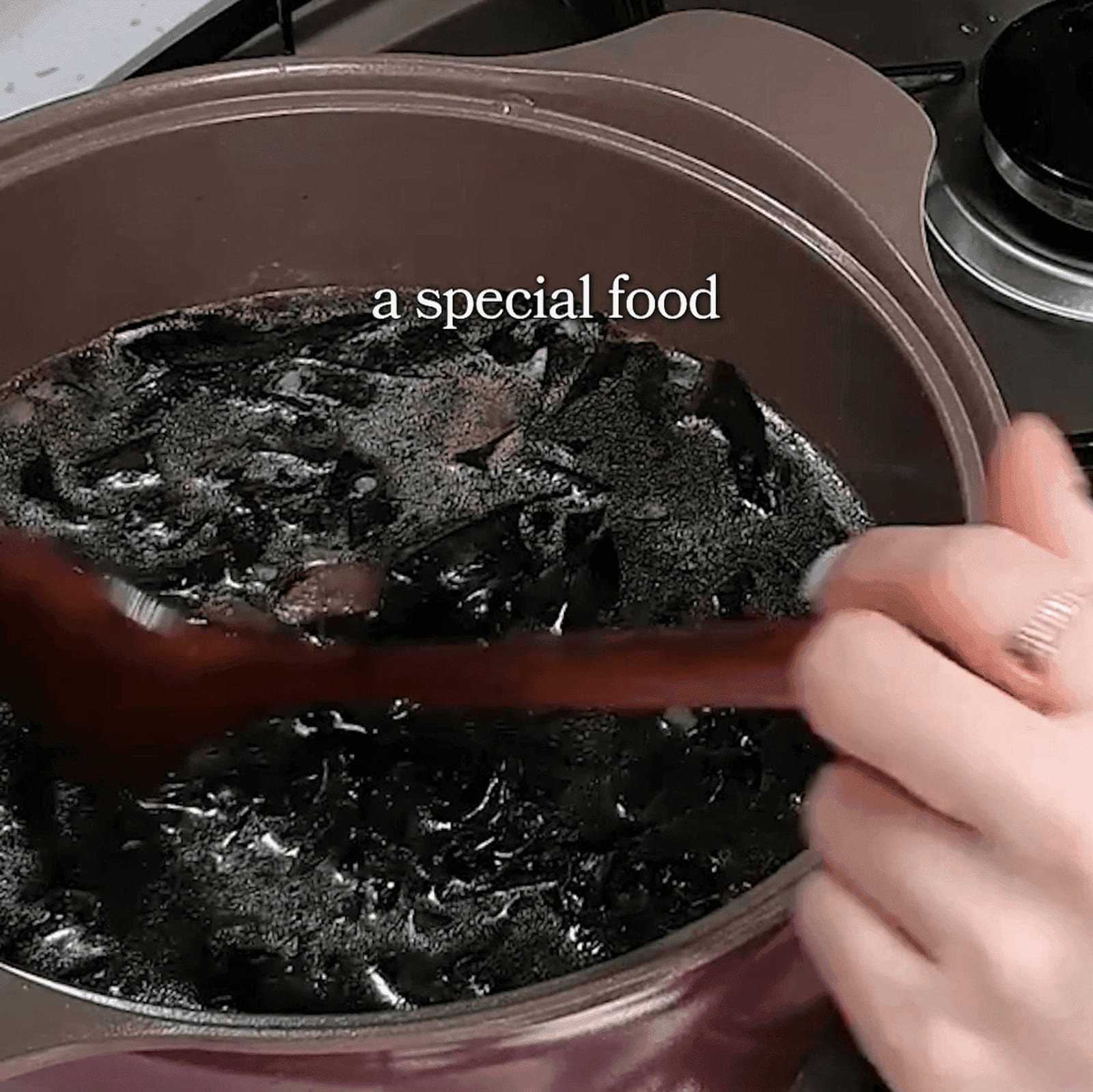 A Korean seaweed soup and home table scene for birthday etiquette.