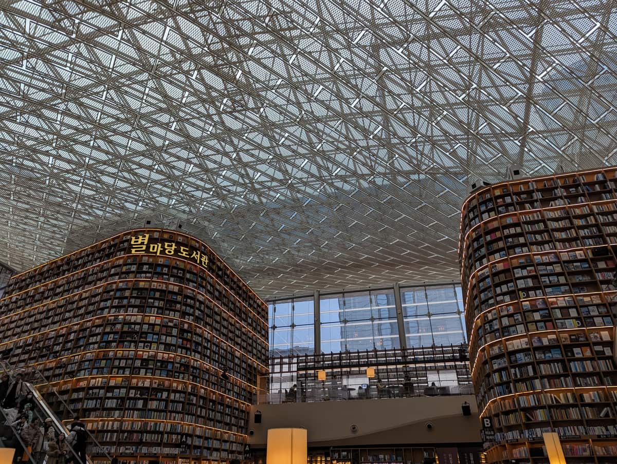 Starfield Library inside Starfield COEX Mall in Samseong, Seoul, with its tall open bookshelves.