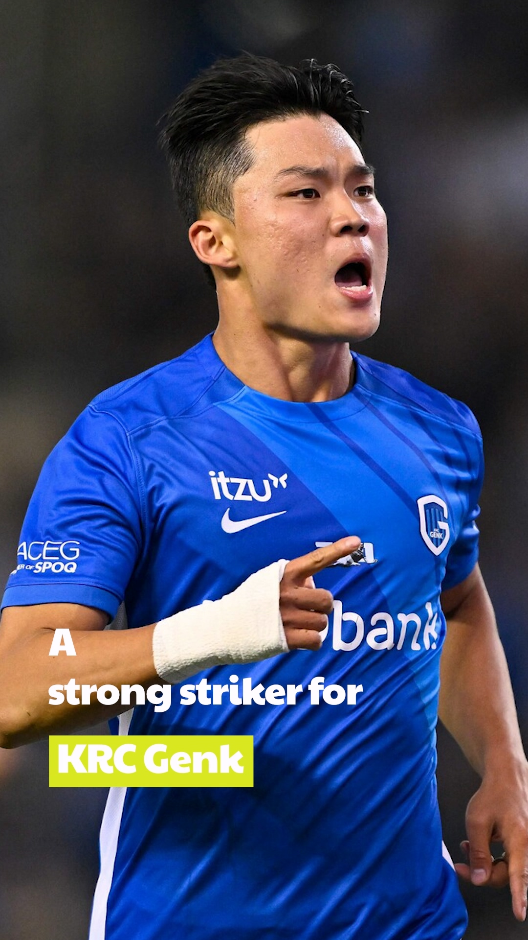 Lee Kang-in dribbling past defenders in a PSG kit
