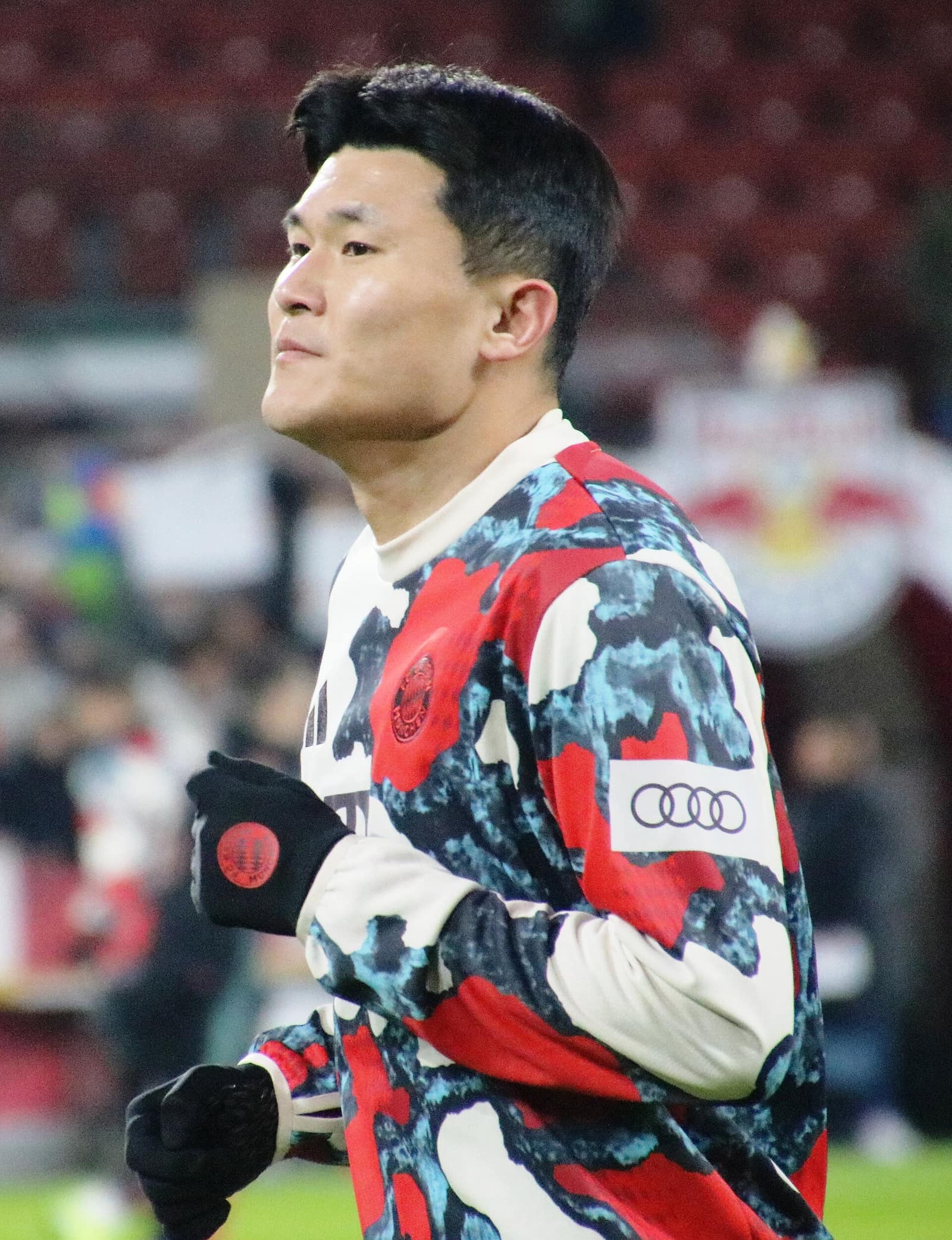 Kim Min-jae warming up before a Bayern Munich friendly.