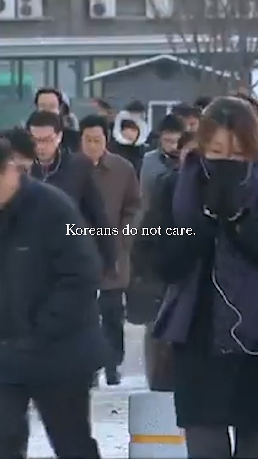 Someone stylishly wearing an all-black urban outfit in Seoul