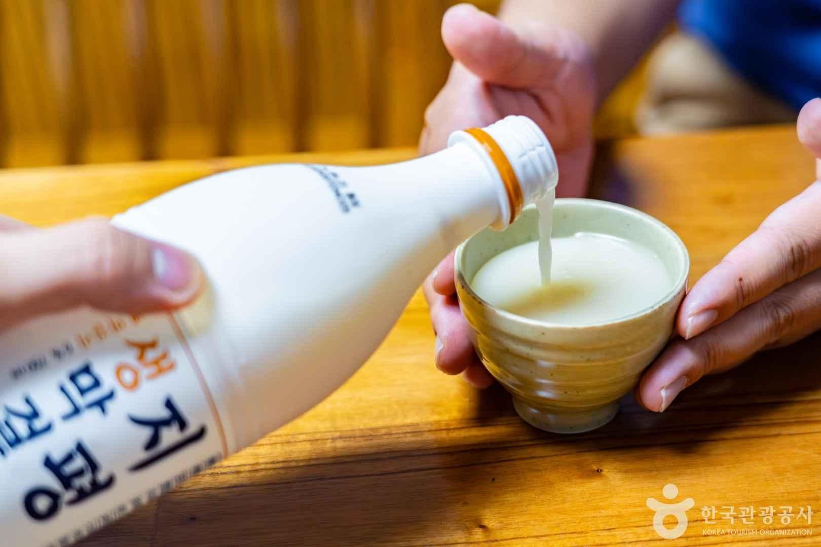 Bowls and bottles of Korean makgeolli