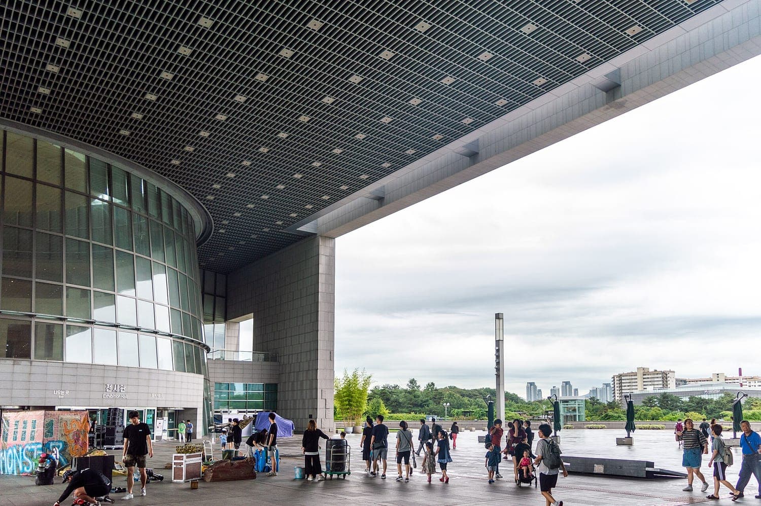 The National Museum of Korea in Yongsan, its long horizontal facade and central gateway seen from the approach.