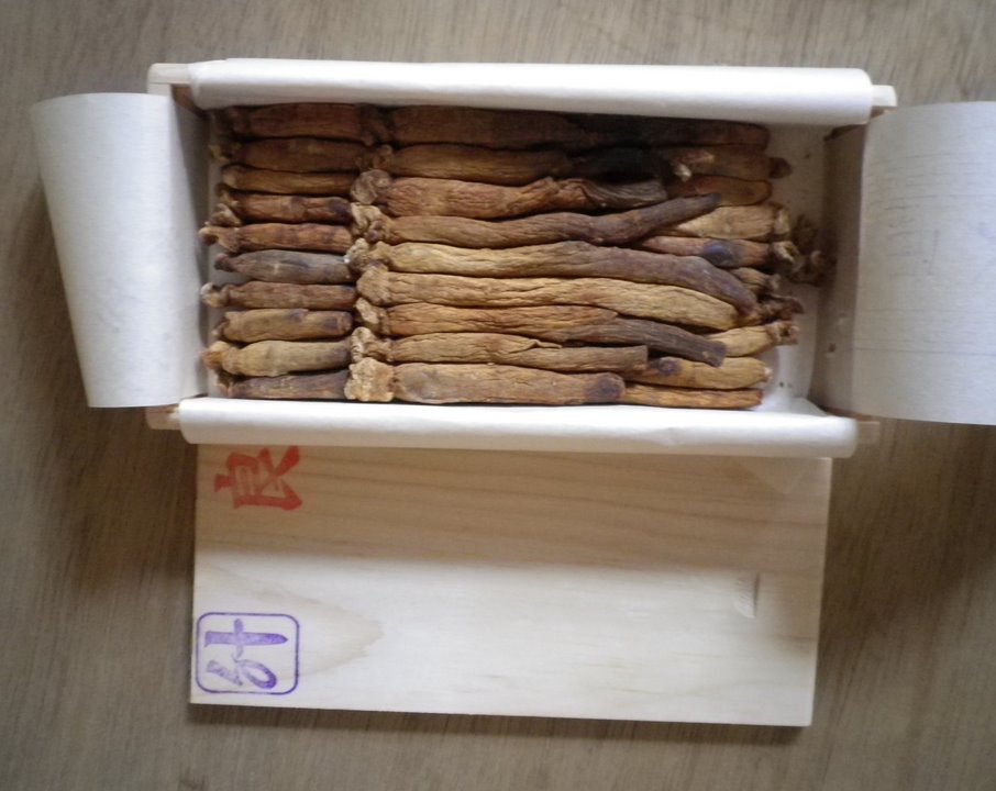 Korean red ginseng product photo for comparing gift and supplement formats.