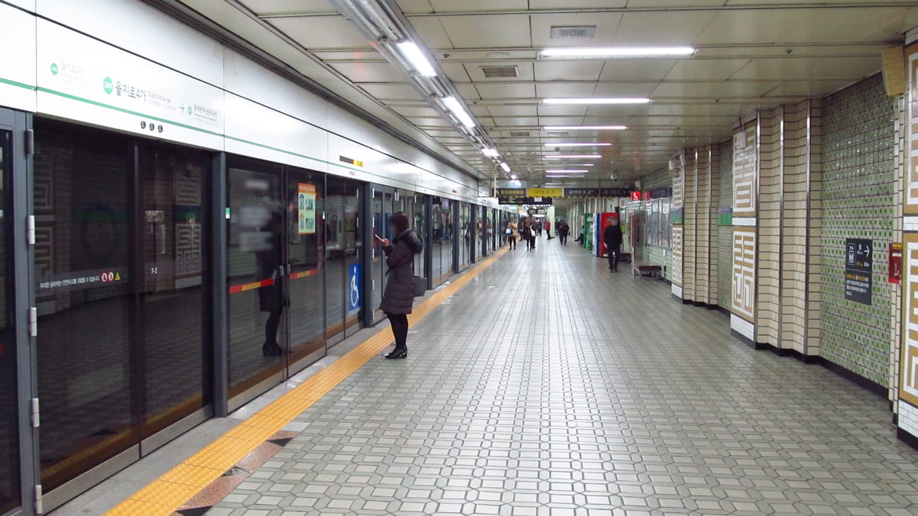 Platform screen doors at Euljiro 4-ga Station on Seoul Subway Line 2.