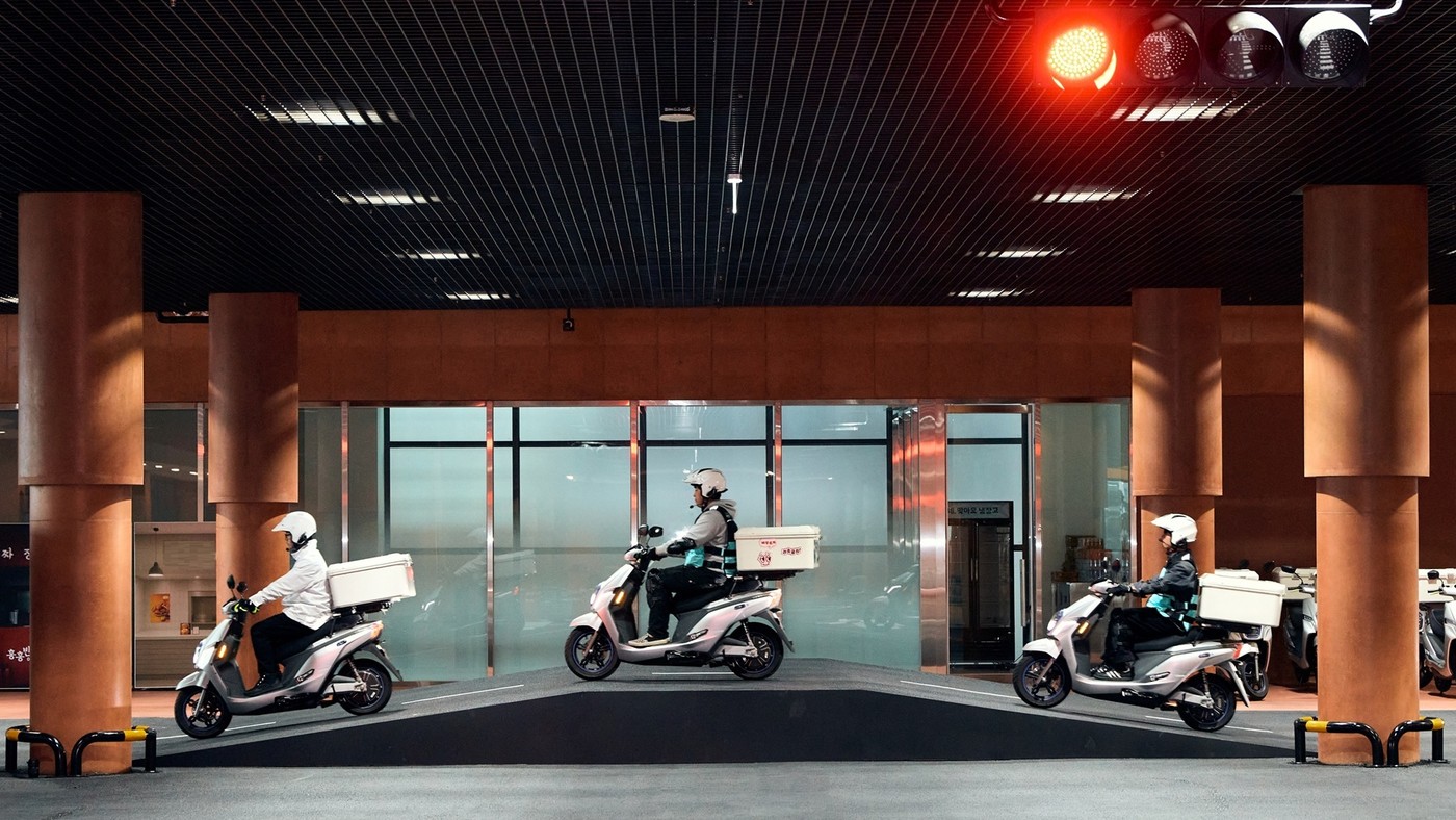 Baemin riders training on electric scooters at Hanam Baemin Rider School.