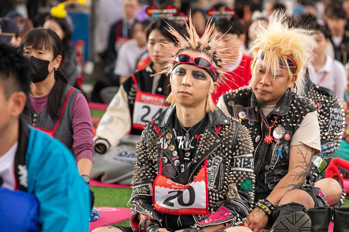 Participants sitting still at the 2025 Hangang Space-Out Competition on Jamsu Bridge.