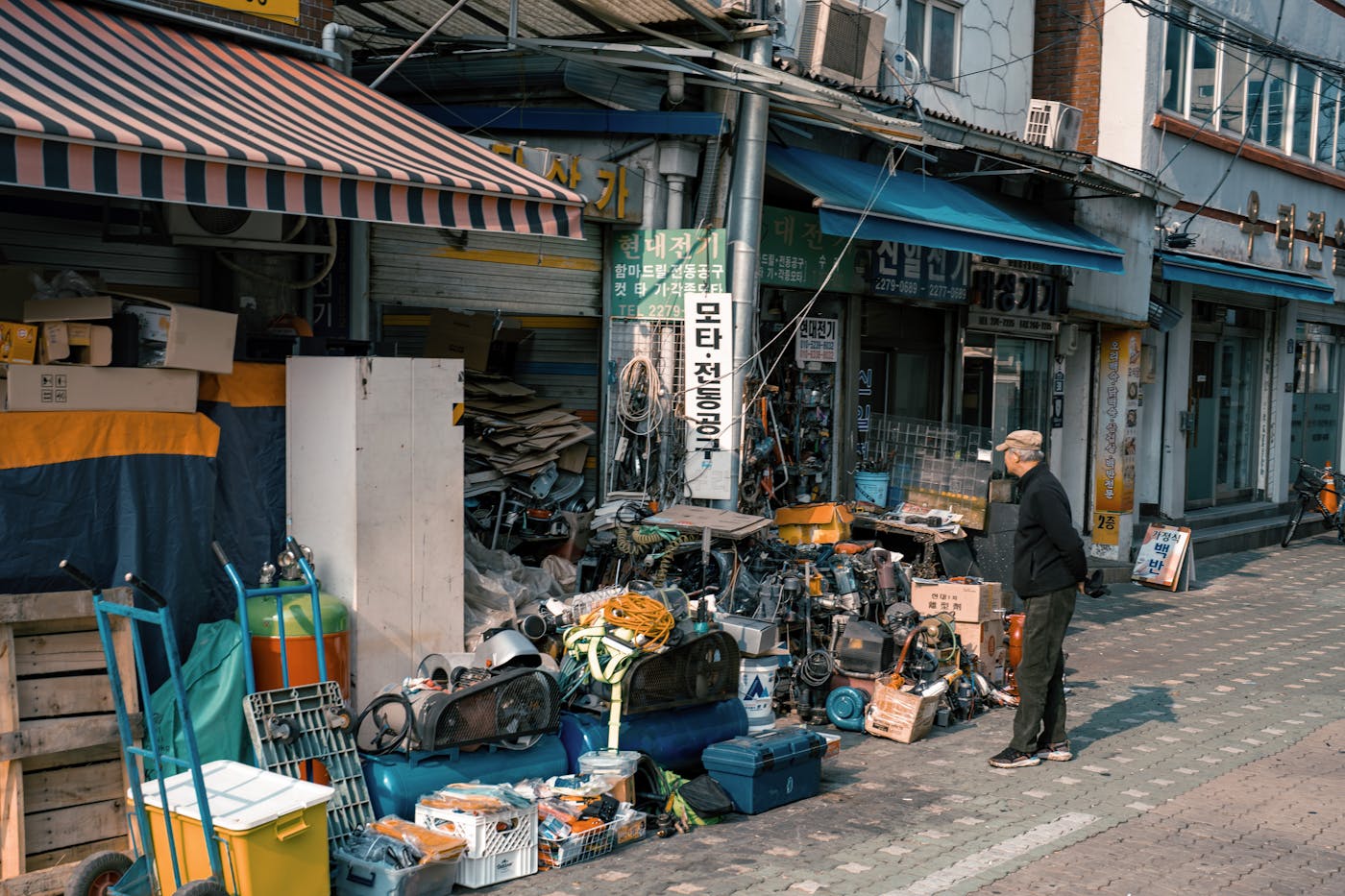 A Seoul outdoor shop, the kind of place travelers browse for small gifts, snacks, and practical souvenirs.