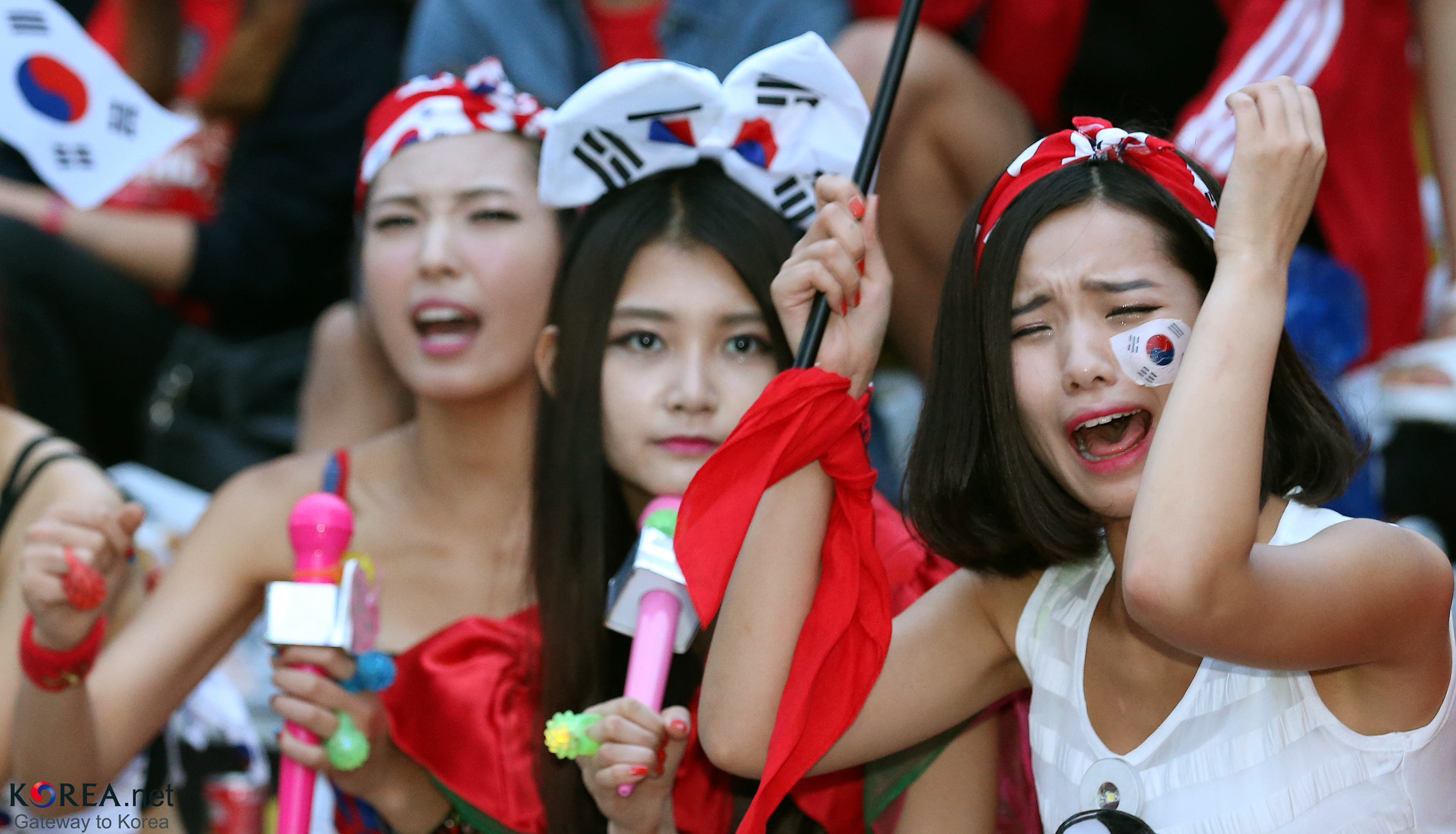 A Korean football supporter reacts emotionally while cheering for Team Korea in Gwanghwamun Square.