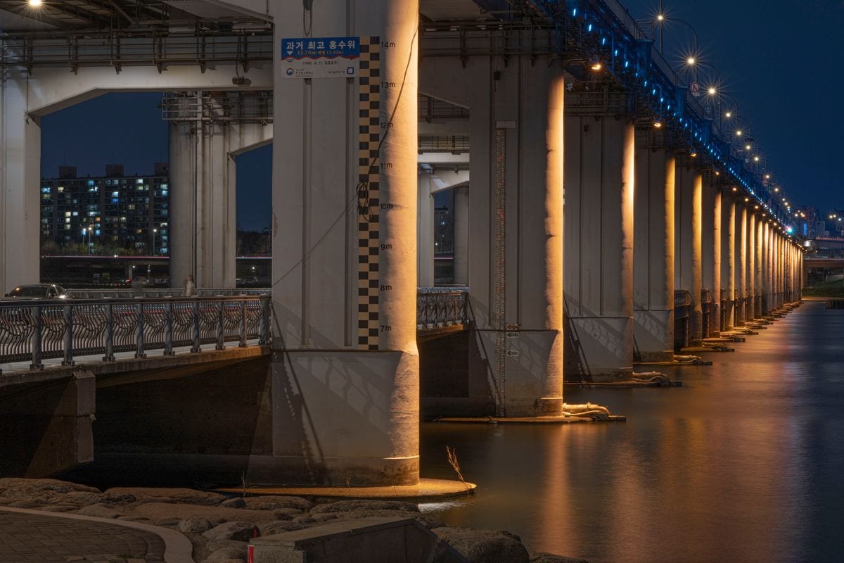 Banpo Bridge lit above the Han River on a Seoul summer evening