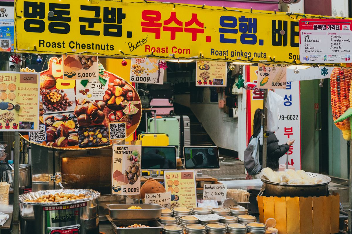 A Seoul market stall selling chestnuts and corn, showing Korean everyday food culture beyond formal souvenir shops.