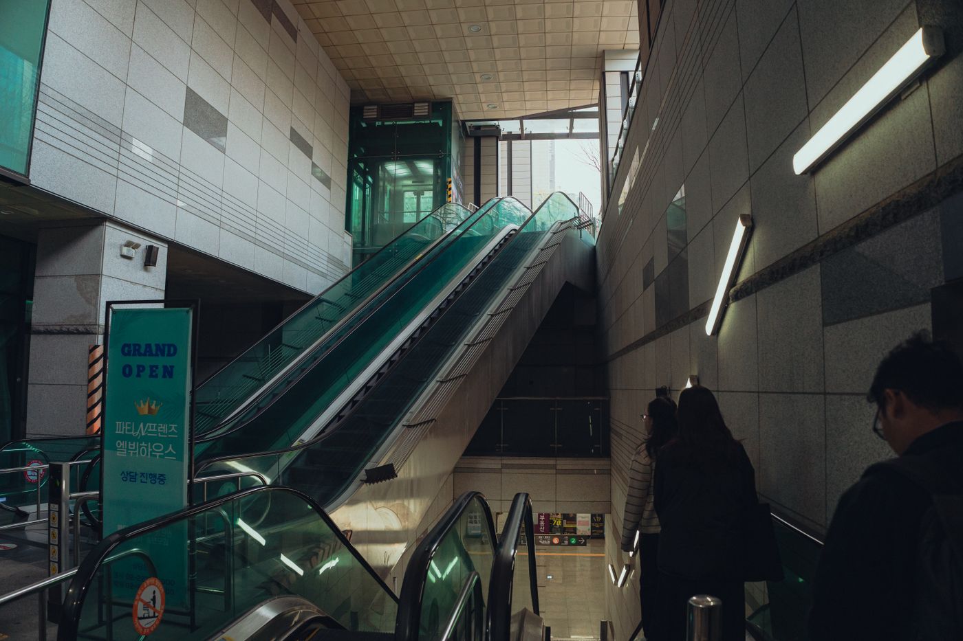 A Seoul subway escalator and station entrance, where small items often disappear during transfers.