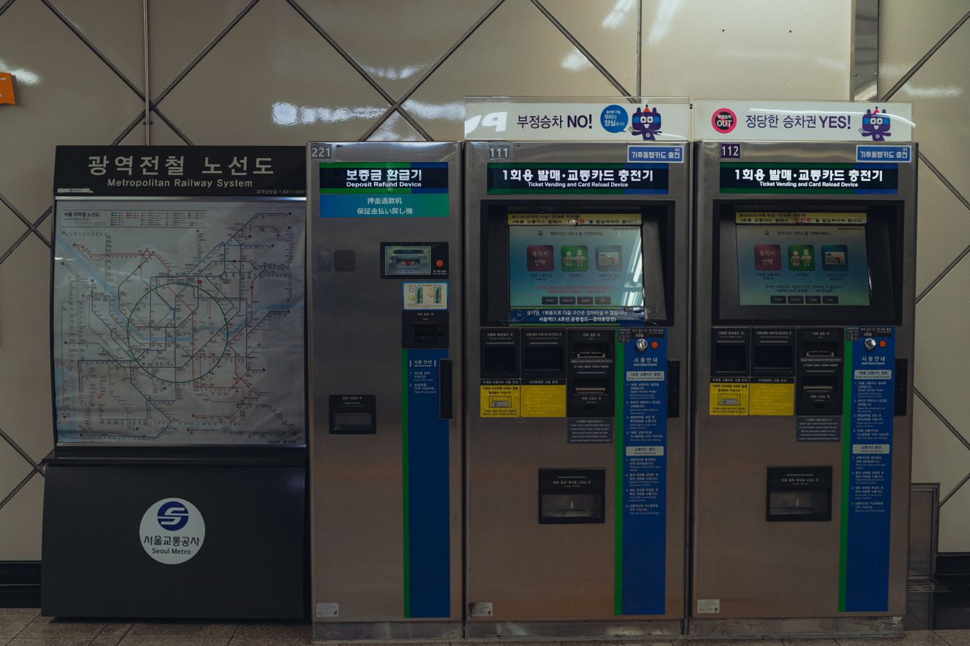 Seoul Metro ticket machines and route map, representing the station decisions travelers make before choosing an airport route with luggage.