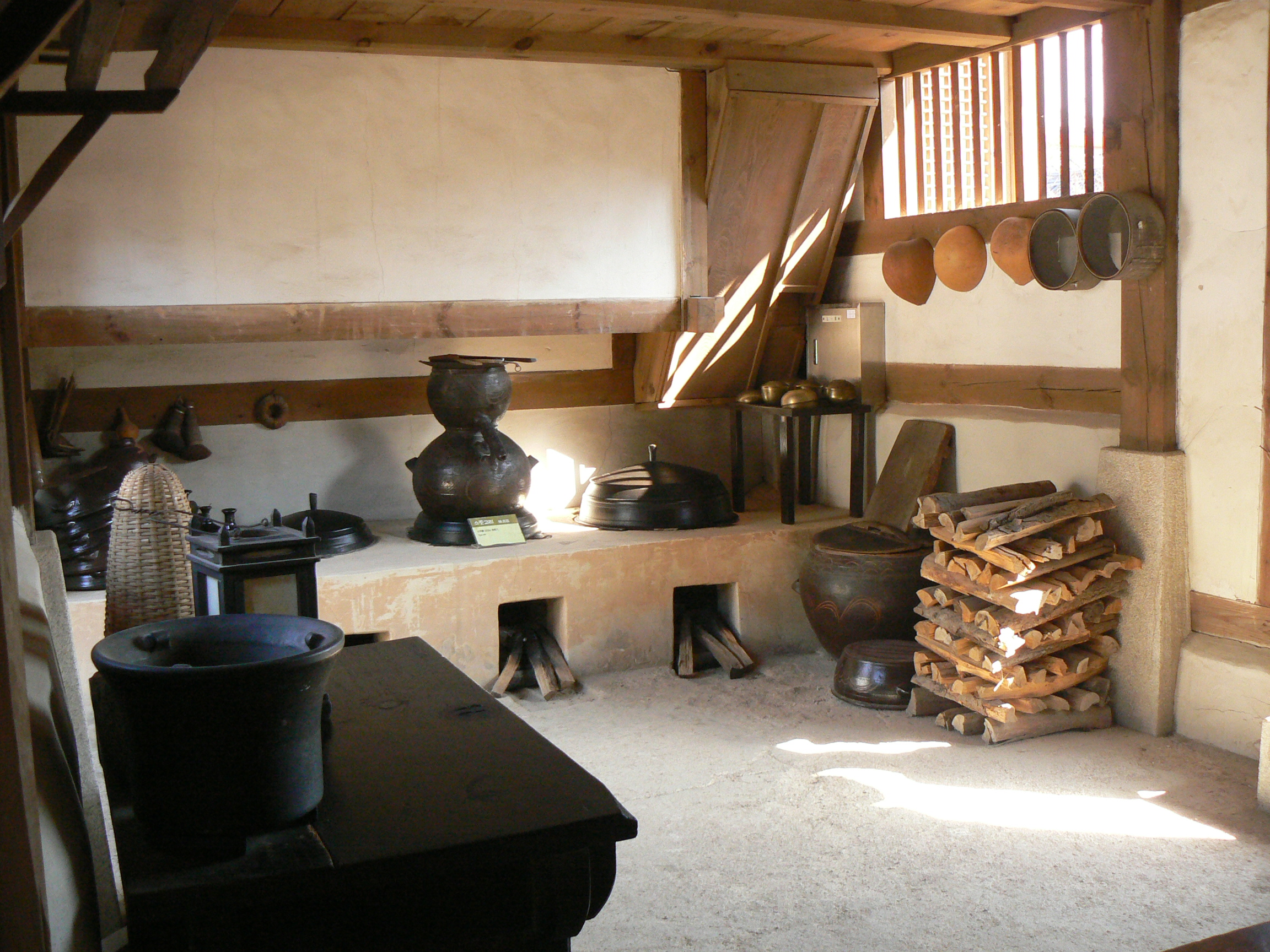 A traditional hanok kitchen with an agungi-style cooking and heating area.