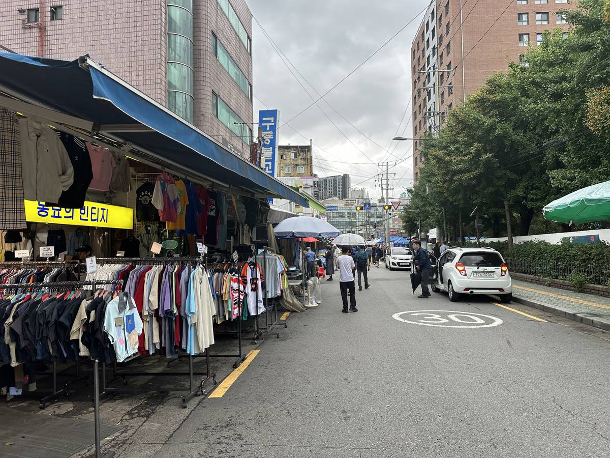 Seoul Vintage Shopping: What Dongmyo Costs and When to Go