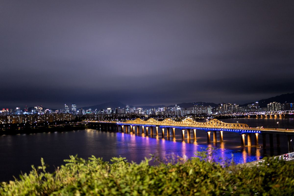 A night view of Dongho Bridge over the Han River in Seoul, the kind of scene that makes evening runs feel cinematic.