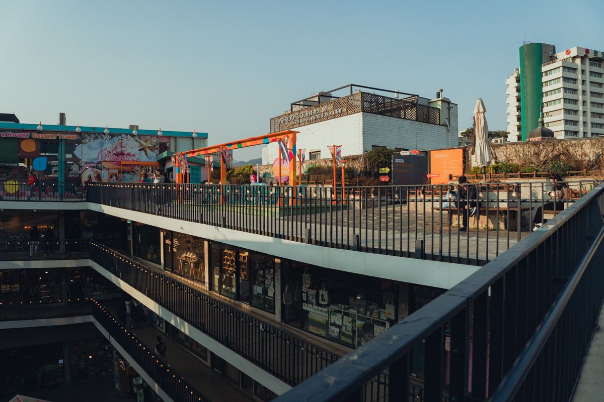A multi-level Seoul shopping area, similar to the dense shopping routes that connect department stores and food stops.