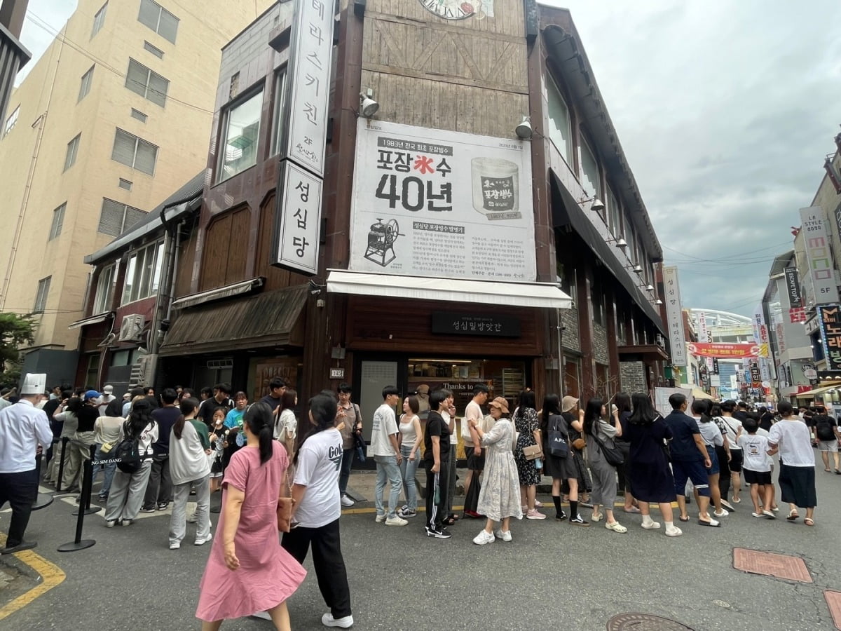 A long line outside the Sungsimdang main store in Daejeon.