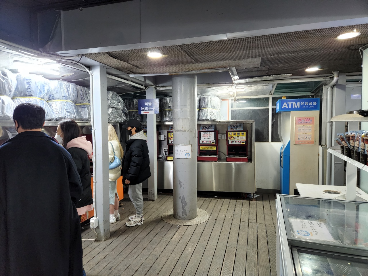 A GS25 and chicken shop sign at Banpo Hangang Park showing ramen and convenience-store context.