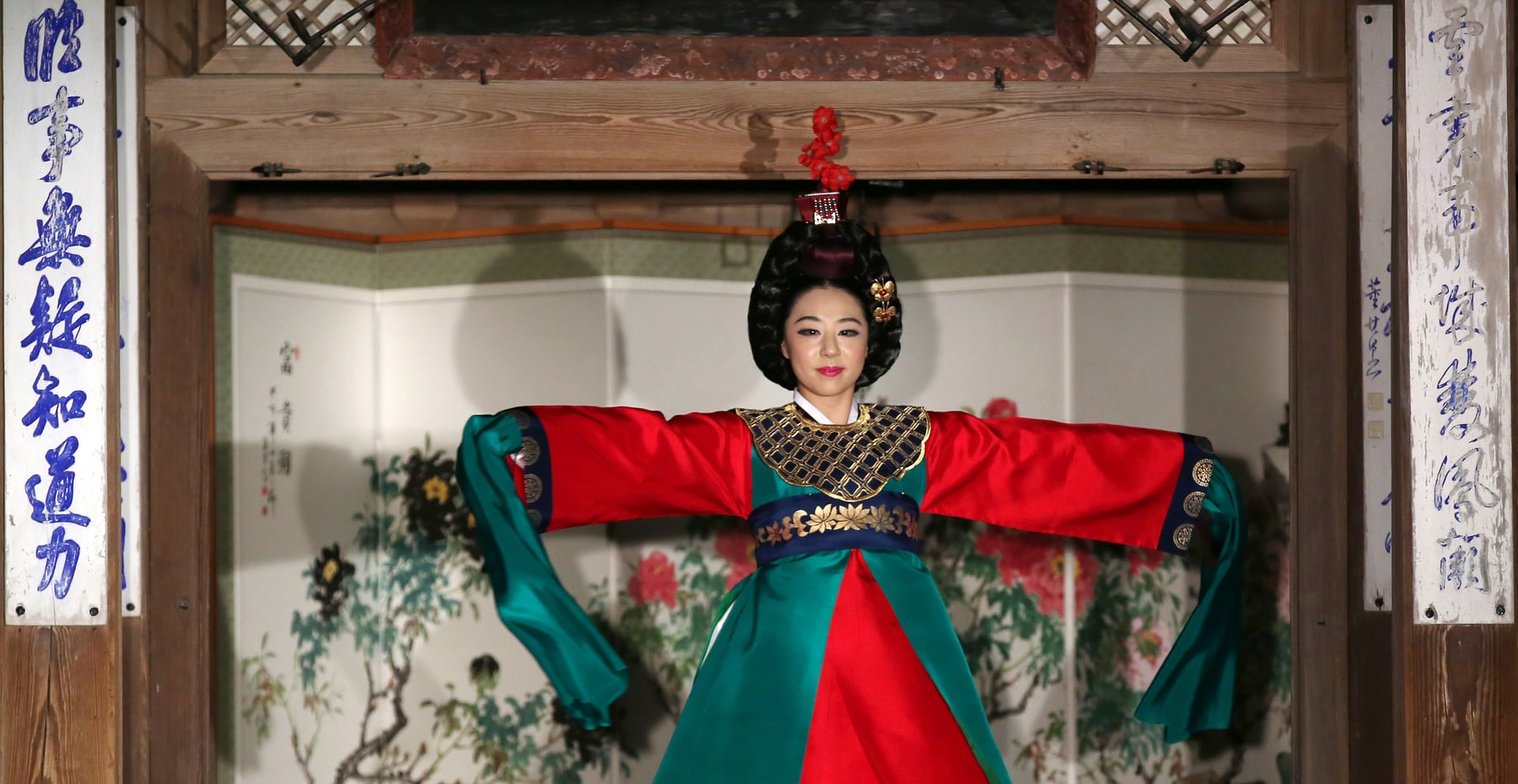A performer in court dress during a real Changdeokgung Moonlight Tour program.