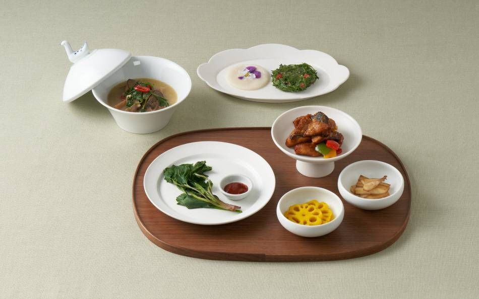 A seasonal temple-food course arranged in white bowls on a wooden tray.