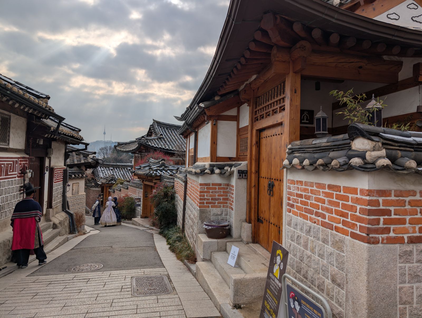 Seoul Hanok Experience Guide 2026: Bukchon, Seochon, Crafts, Tea, and Summer Nights
