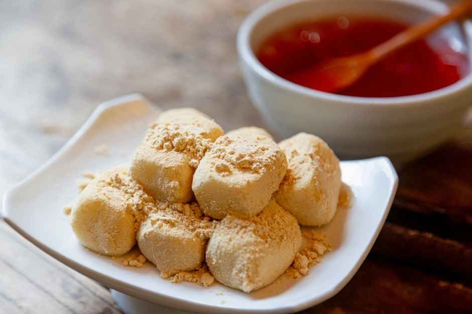 Injeolmi rice cakes coated generously with roasted soybean powder.