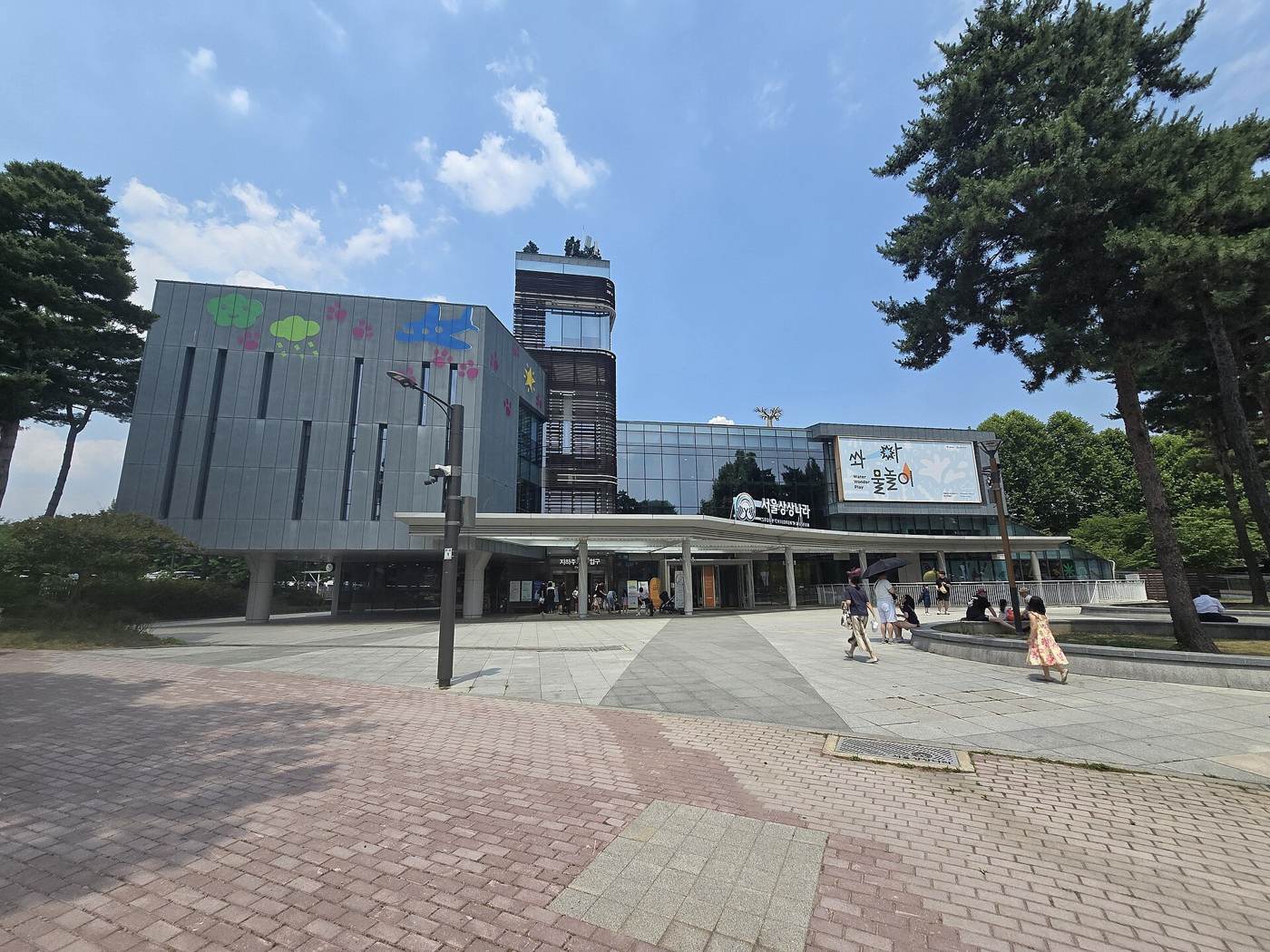 Seoul Kids Cafe Guide 2026: Which Public Play Spaces Tourists Can Actually Use — the ₩5,000 Weekend Outdoor Cafes, and the Indoor Branches That Ask for Seoul ID