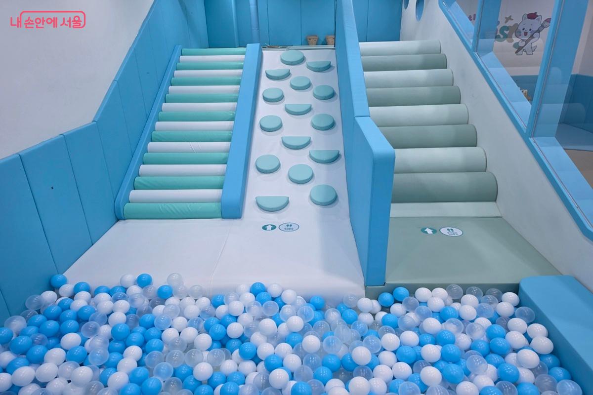 A padded climbing slope and ball pit at the Seoul Kids Cafe Mok 3-dong branch in Yangcheon-gu.