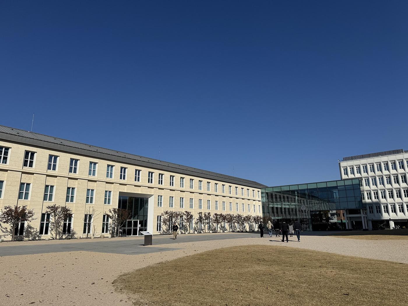 The Seoul Museum of Craft Art in Jongno: a long cream-coloured building and a glass-fronted wing around an open courtyard, under a clear blue sky.