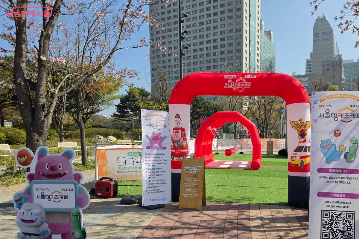 The Yeogijeogi Seoul Kids Cafe entrance and play area at Paris Park in Yangcheon-gu.