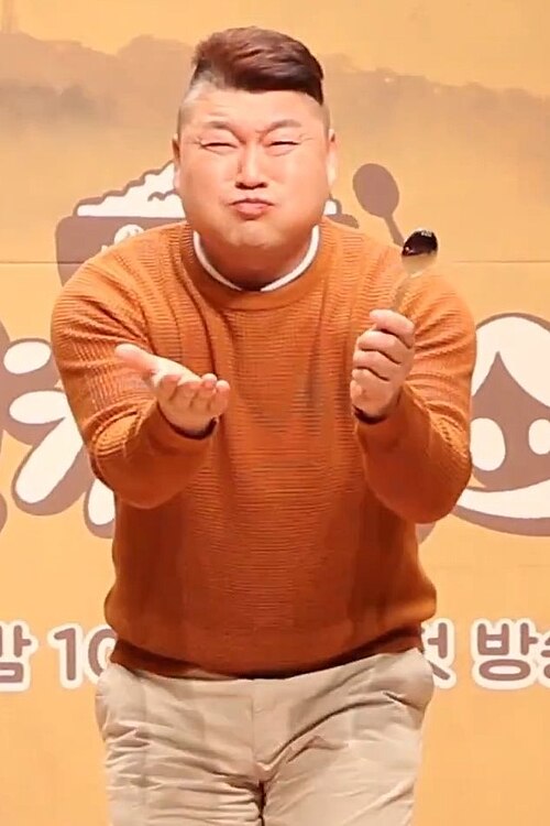 Kang Ho-dong at the press conference for One Meal Takes Two in 2016.