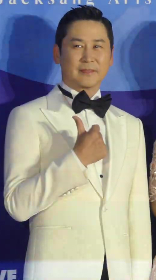 Shin Dong-yup at the 55th Baeksang Arts Awards red carpet in 2019.