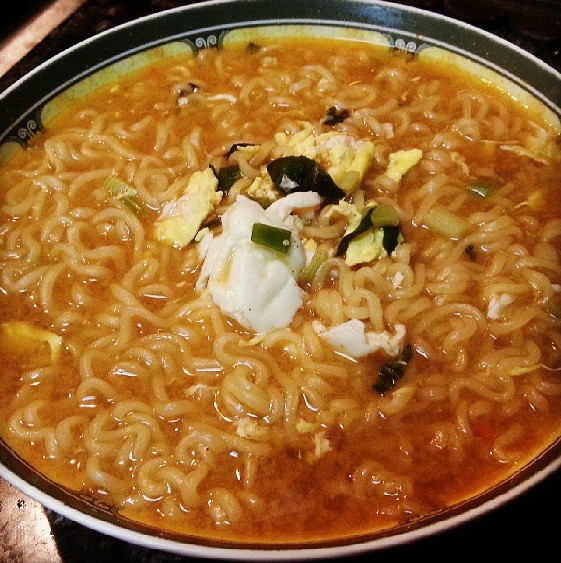 A cooked bowl of Ansungtangmyun with egg and spring onion.