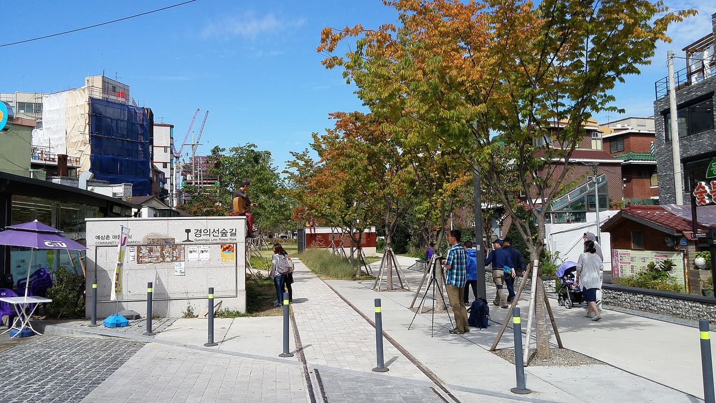 The Gyeongui Line Forest Trail park, a long strip of grass and paths running between buildings.