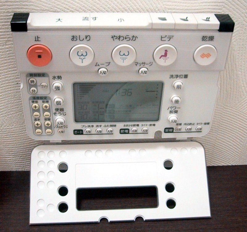 A Japanese TOTO Washlet wireless control panel with 38 buttons, all labelled in Japanese.