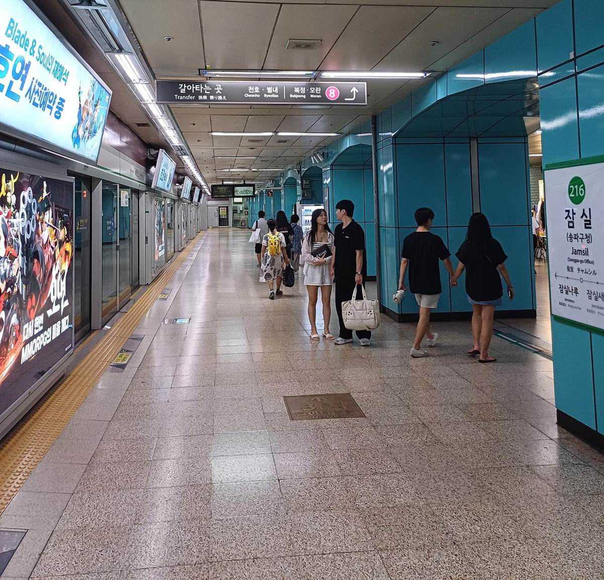 The Line 2 platform at Jamsil Station: turquoise tiled pillars, the green 216 Jamsil station sign, and the transfer sign for Line 8 toward Moran.