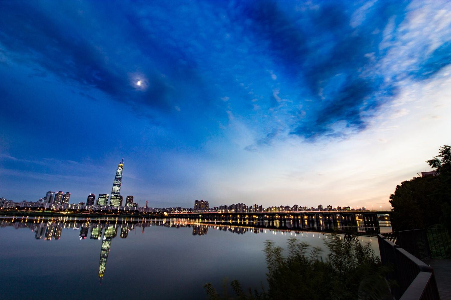 Lotte World Tower in Jamsil, the 555-metre tower that houses Signiel Seoul on its upper floors, seen across the Han River from the Jamsil Bridge bank in 2015, before completion.