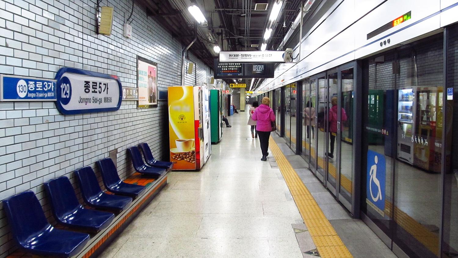 A Seoul subway platform at Jongno 5-ga station with platform screen doors, one of which carries a large blue wheelchair symbol marking the accessible boarding position, door 7-1.