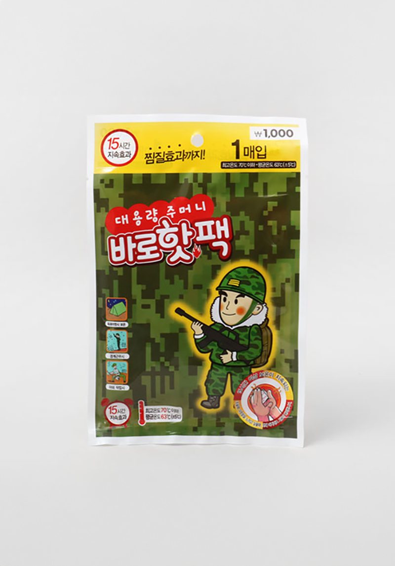 A Korean hot pack in a green camouflage wrapper with a cartoon soldier, labelled 대용량 주머니 바로핫팩, 1 pack, ₩1,000, 15 hours, maximum 70°C or below and average 63°C.